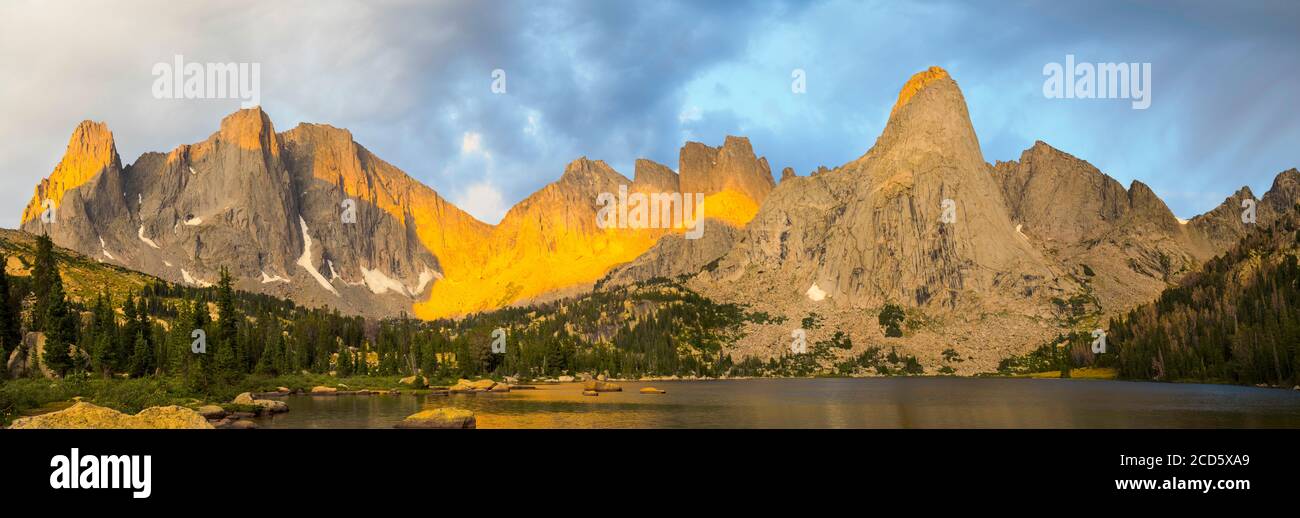 Sonnenaufgang mit Blick auf Lonesome Lake und Pingora Peak und Cirque of Towers, Wind River Range, Shoshone National Forest, Wyoming, USA Stockfoto