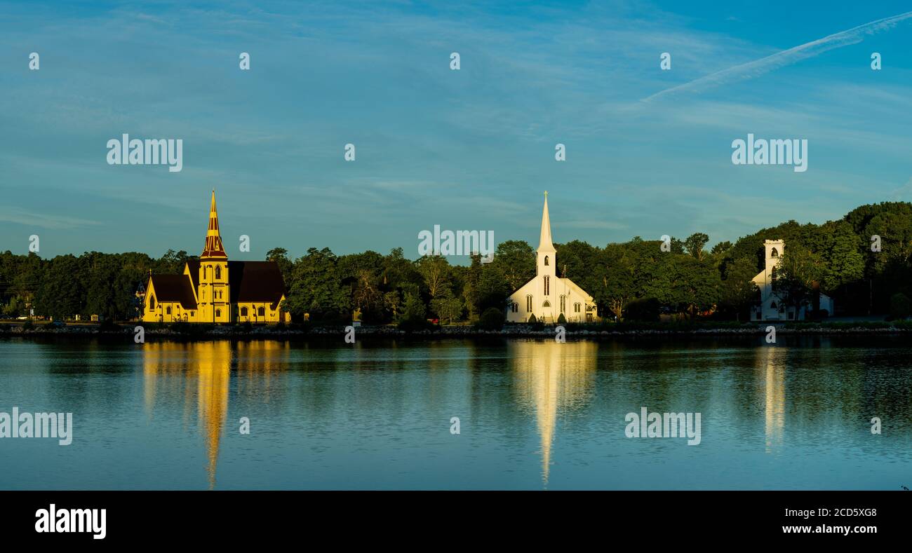 Sonnenaufgang über Mahone Bay Kirchen: Saint James Anglican Church, Saint Johns Lutheran Church und United Church, Mahone Bay, Nova Scotia, Kanada Stockfoto