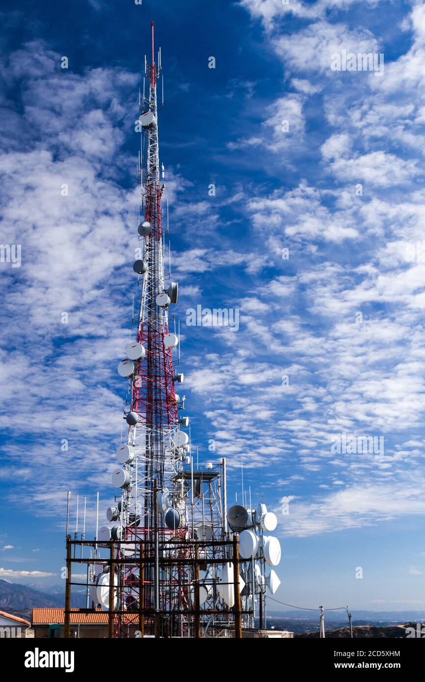 Communication Tower - EIN Turm mit Antennen hält Los Angeles verbunden. Los Angeles, Kalifornien, USA Stockfoto