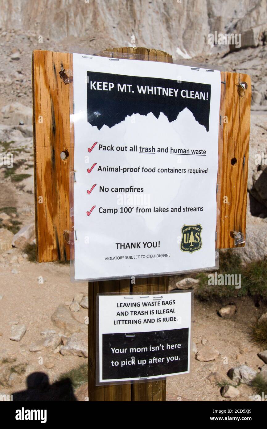 Ihre Mutter ist nicht hier - EIN Schild auf dem Mount Whitney Trail erinnert Wanderer an das richtige Trailverhalten. Inyo National Forest, Lone Pine, Kalifornien, USA Stockfoto