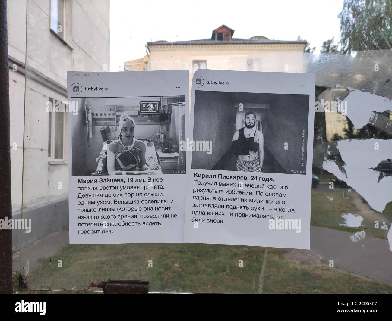 Minsk / Weißrussland - 23 2020. August: Flugblätter an der Bushaltestelle, in denen ein junges Mädchen bei Protesten durch eine Betäubungsgranate verletzt und ein Mann von der Bereitschaftspolizei verletzt wird Stockfoto