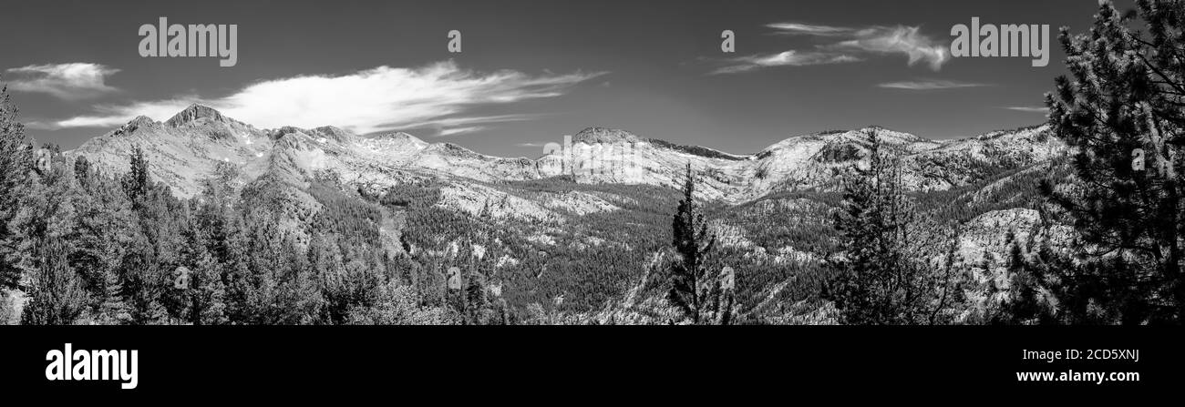 Berge und Wald, Sierra National Forest, Sierra Nevada Mountains, Kalifornien, USA Stockfoto