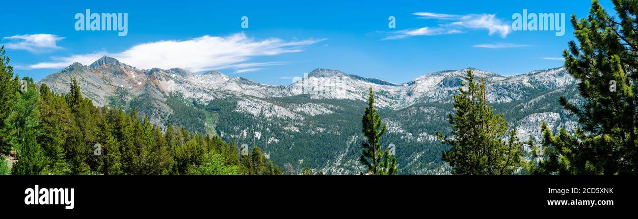 Berge und Wald, Sierra National Forest, Sierra Nevada Mountains, Kalifornien, USA Stockfoto