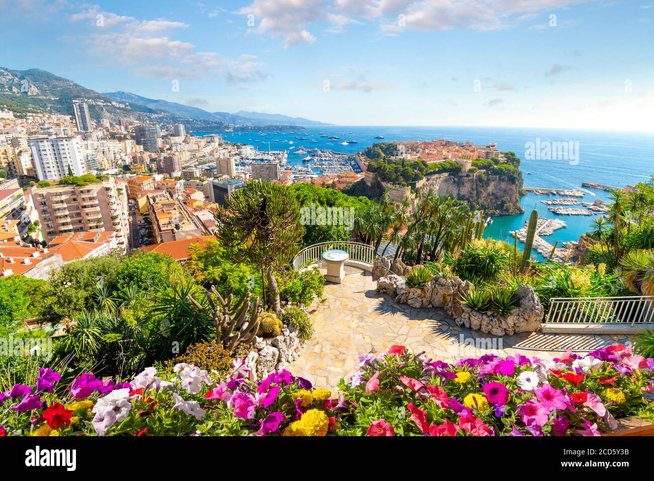 Blick auf die Stadt Monte Carlo mit Felsen, Yachthafen, Mittelmeer und Stadtbild entlang der Küste von Monaco, an der französischen Riviera Stockfoto