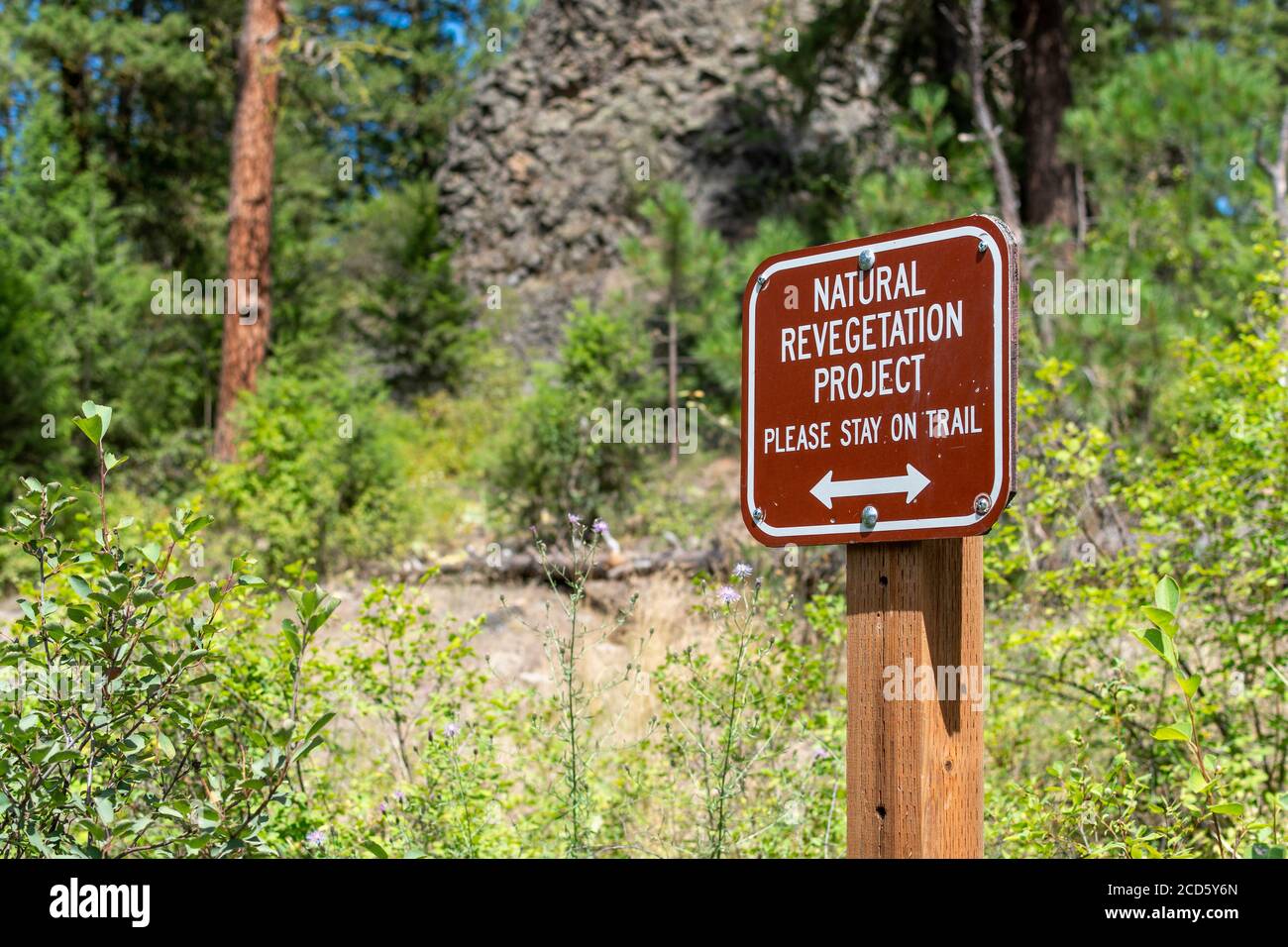 Ein Wegweiser in einem natürlichen Revegetation Projektgebiet angebracht Entlang des Wanderweges am Bowl und Pitcher Bereich Des Riverside Staates Spokane Washington Stockfoto