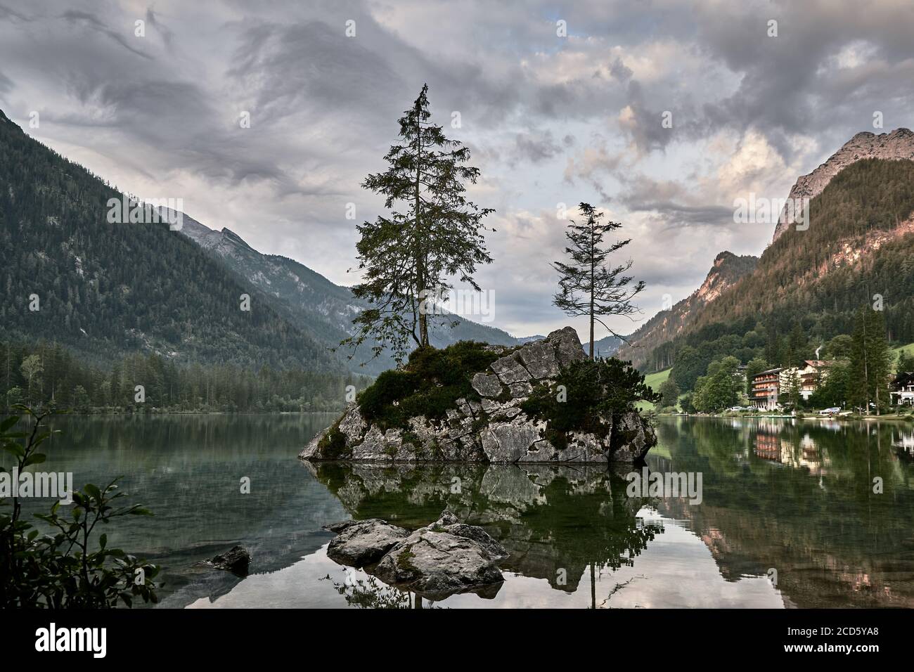 Dramatischer Himmel über Bergkette und Hintersee in Ramsau, Bayern, Deutschland Stockfoto