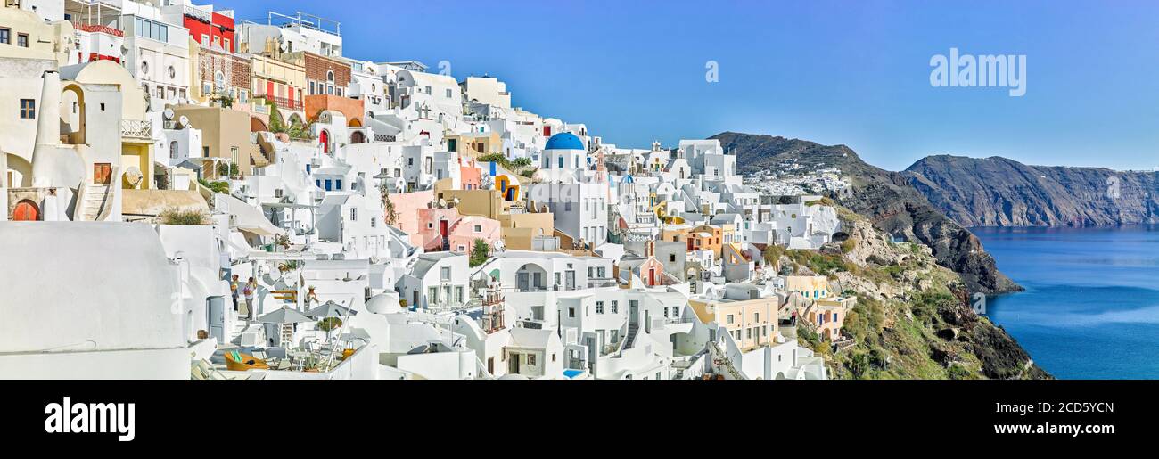 Panoramablick auf Häuser in Oia, Santorini, Griechenland Stockfoto