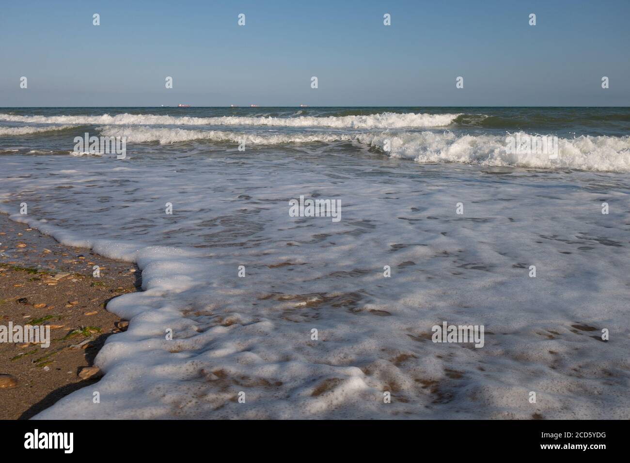 Schäumende Küste. Tidalbohrung. Strand. Langweilige See. Stockfoto