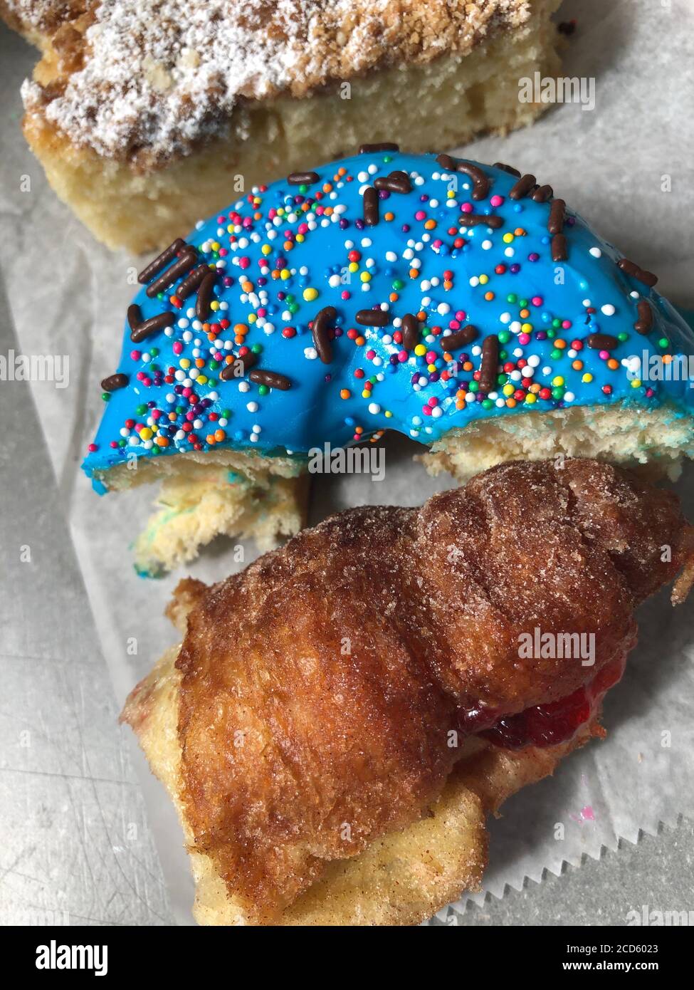 Zuckerhaltige blaue Puderdonut und Kuchen auf dem Tisch Stockfoto