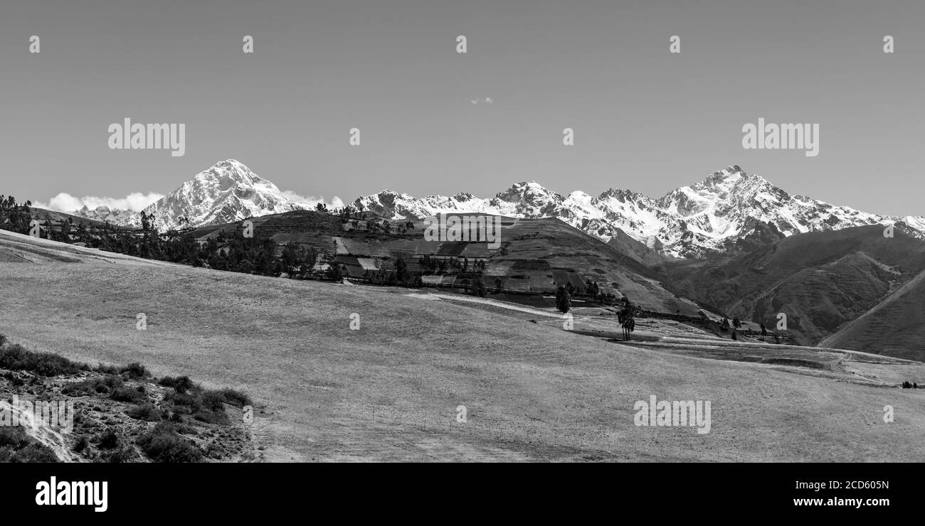 Schwarz-Weiß-Panorama der schneebedeckten Andengipfel Salkantay und Veronica (Wakaywillque) in der Inka Heiligen Tal, Cusco Region, Peru. Stockfoto