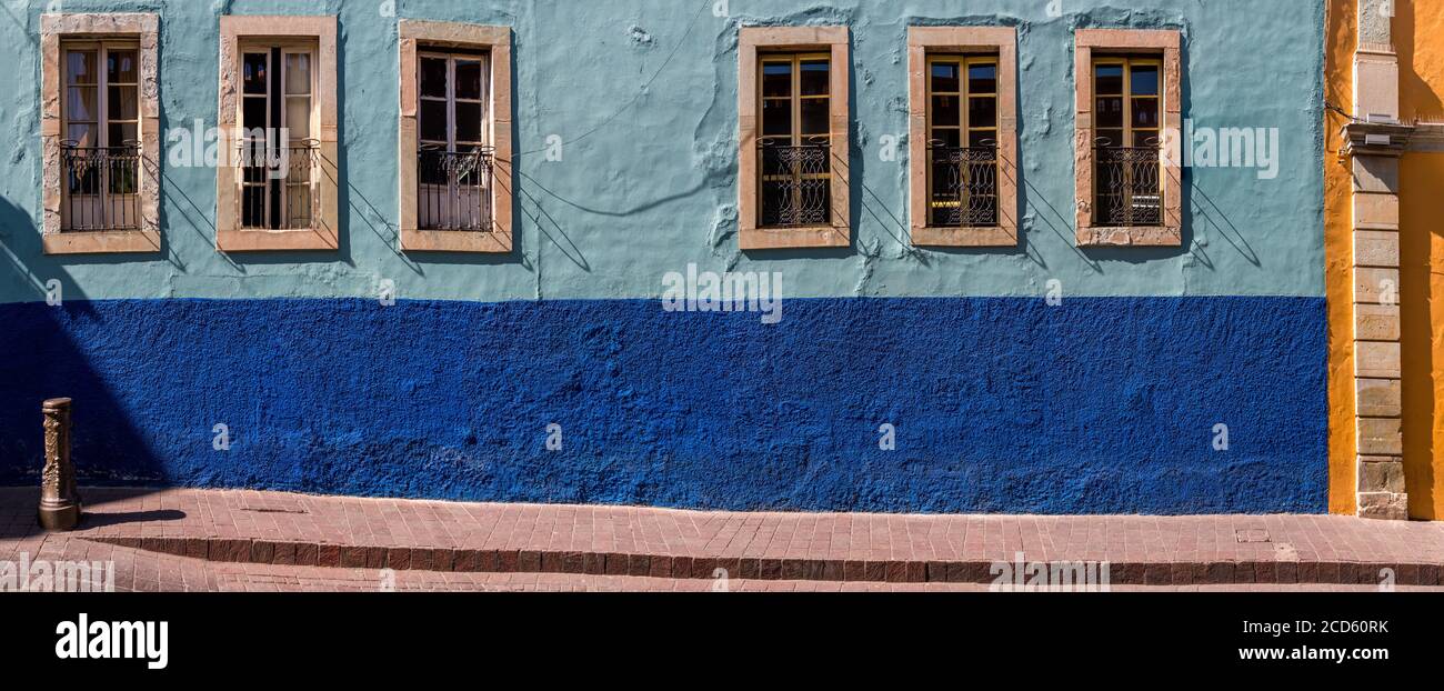 Fenster in blauem Gebäude, Guanajuato City, Mexiko Stockfoto