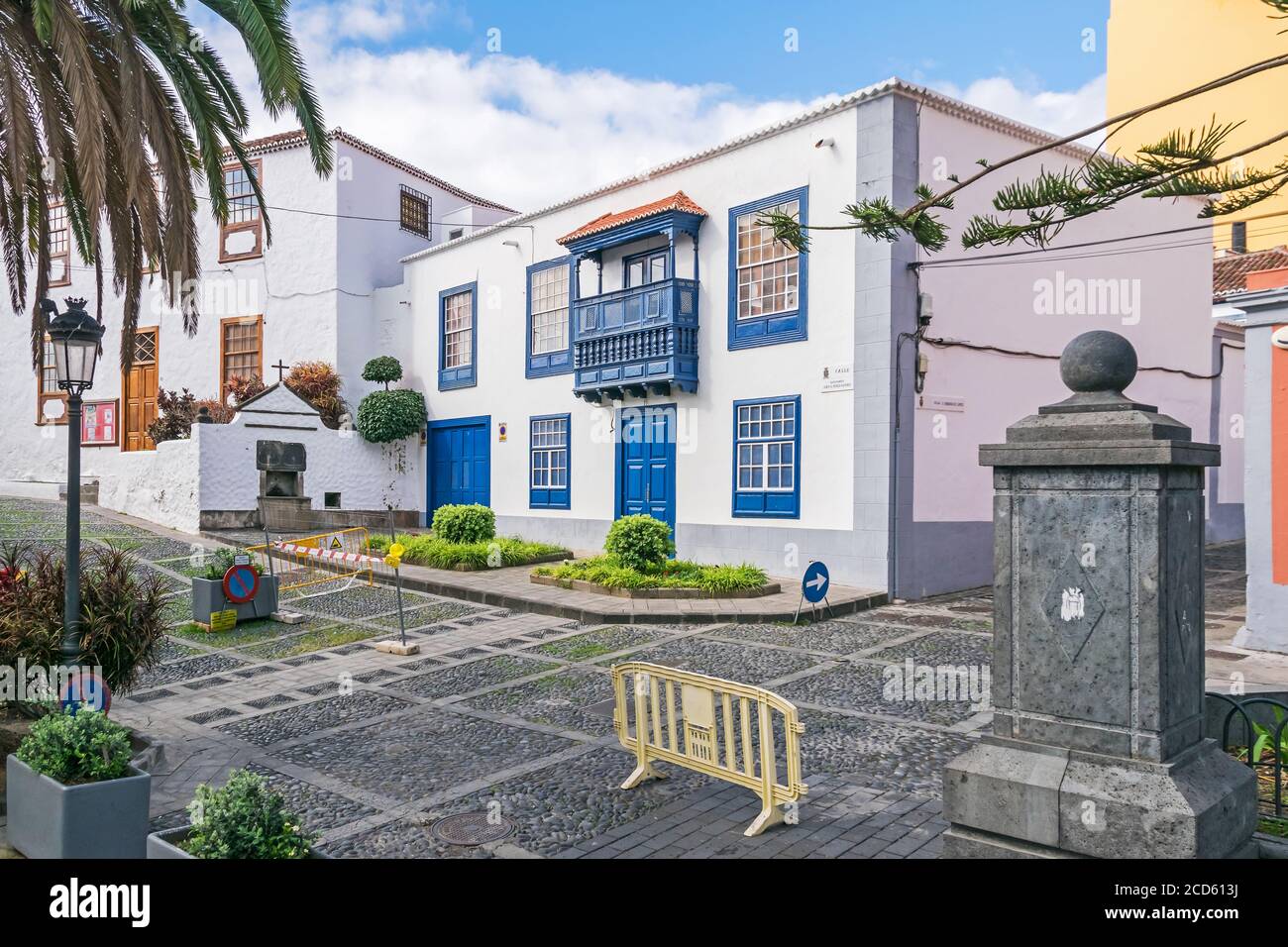 Santa Cruz de la Palma, Spanien - 12. November 2019: Typische Kanarische Straßen Calle Sacerdote Juan D.Perez Alvarez Ecke Calle Antonio Rodriguez Lopez Stockfoto