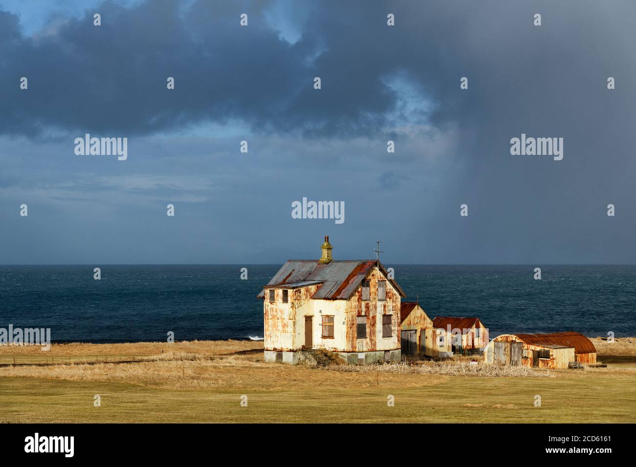 Verlassene Haus an der Küste, Keflavik, Island Stockfoto