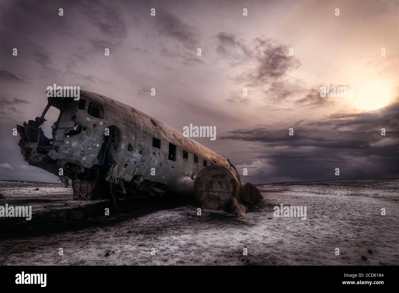 Solheimasandur Flugzeugwrack im Winter bei Sonnenuntergang, Island Stockfoto