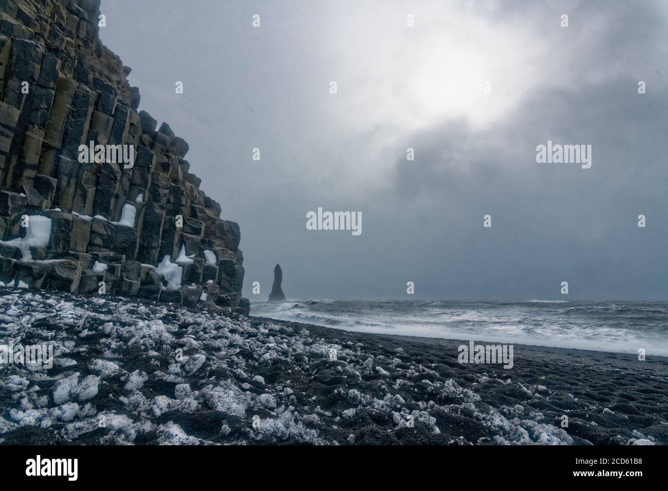 Basaltsäulen an der Küste im Winter, Island Stockfoto