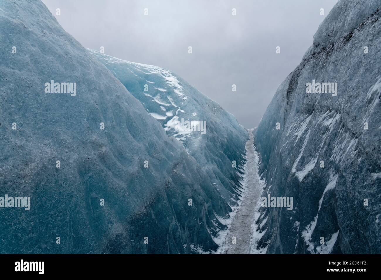 Passage zwischen Teilen des Gletschers, Island Stockfoto