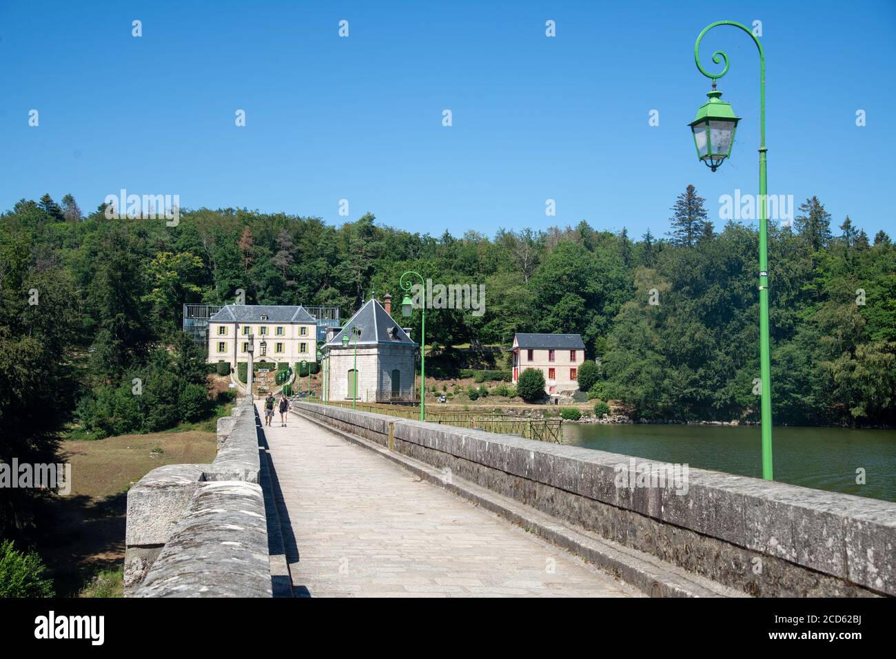 Grand maison du Lacs du Morvan und Staudamm am Lac du Settons (See Settons) in Morvan, Frankreich Stockfoto