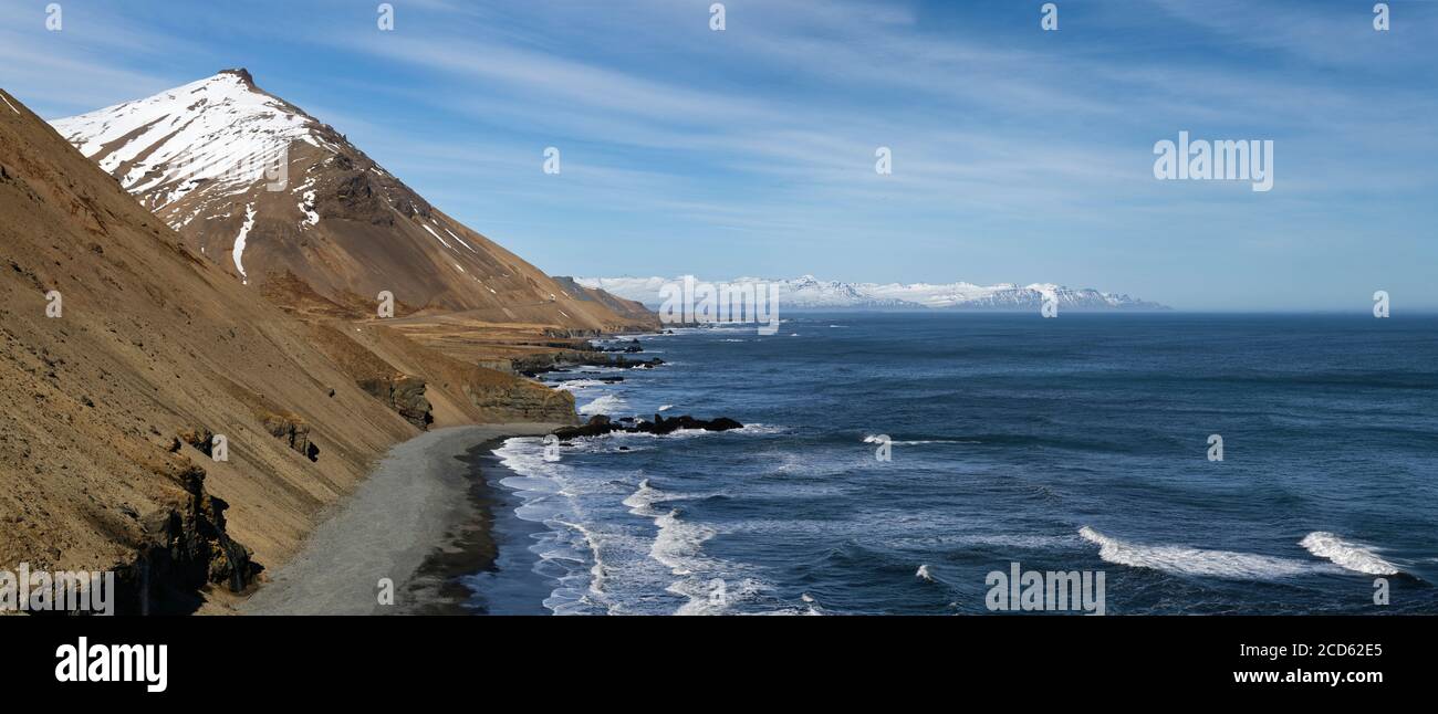 Landschaft mit Küstenbergen, Island Stockfoto
