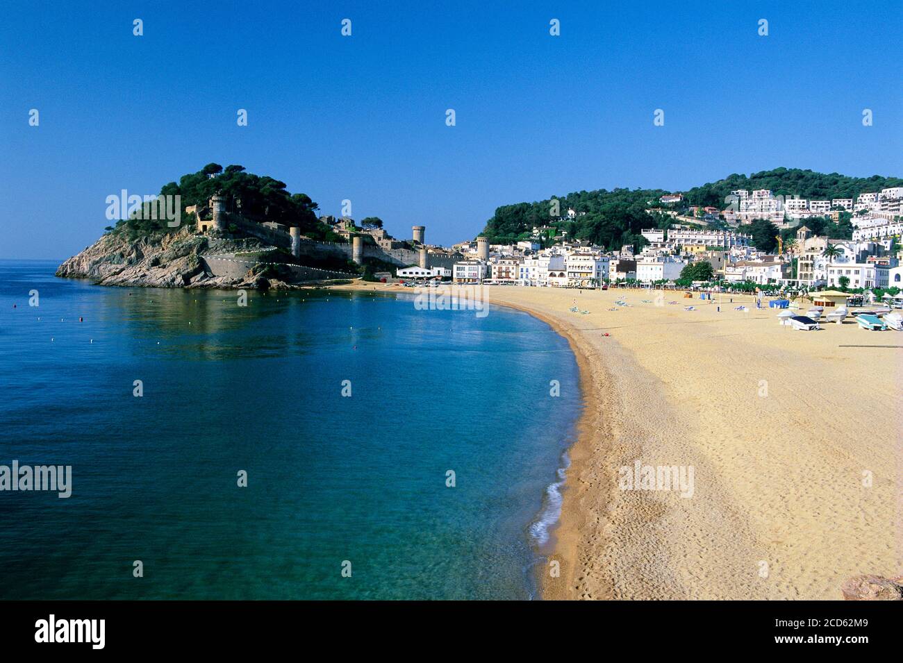 Strand und Stadt, Tossa de Mar, Costa Brava, Katalonien, Spanien Stockfoto