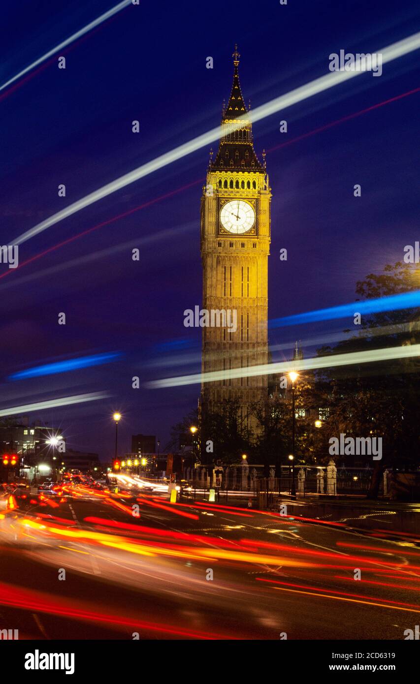 Big Ben und Light Trails bei Nacht, London, England, Großbritannien Stockfoto