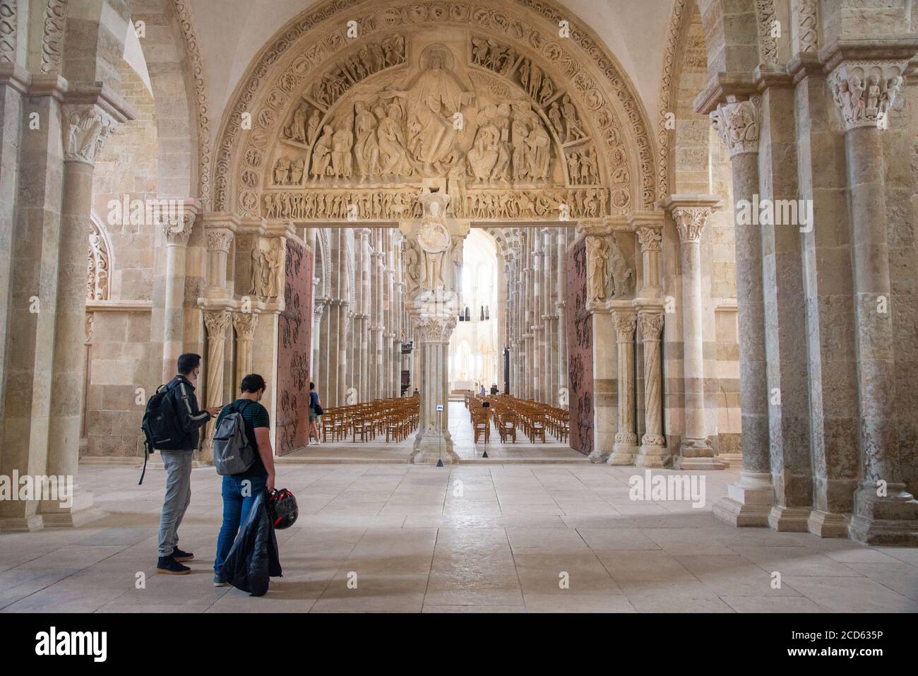 Details von Ornamenten in der Basilika St. Marie Madeleine von Vezelay in Frankreich Stockfoto