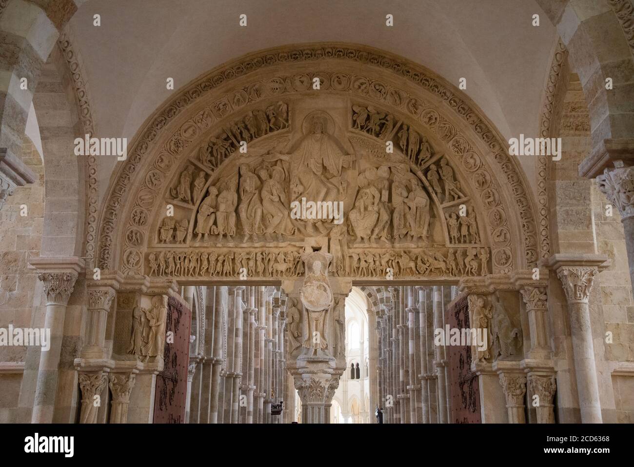 Details von Ornamenten in der Basilika St. Marie Madeleine von Vezelay in Frankreich Stockfoto