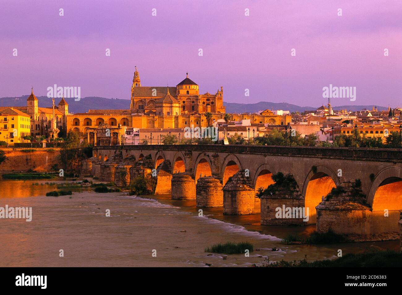 Blick auf das historische Zentrum und die römische Brücke in der Abenddämmerung, Cordoba, Andalusien, Spanien Stockfoto
