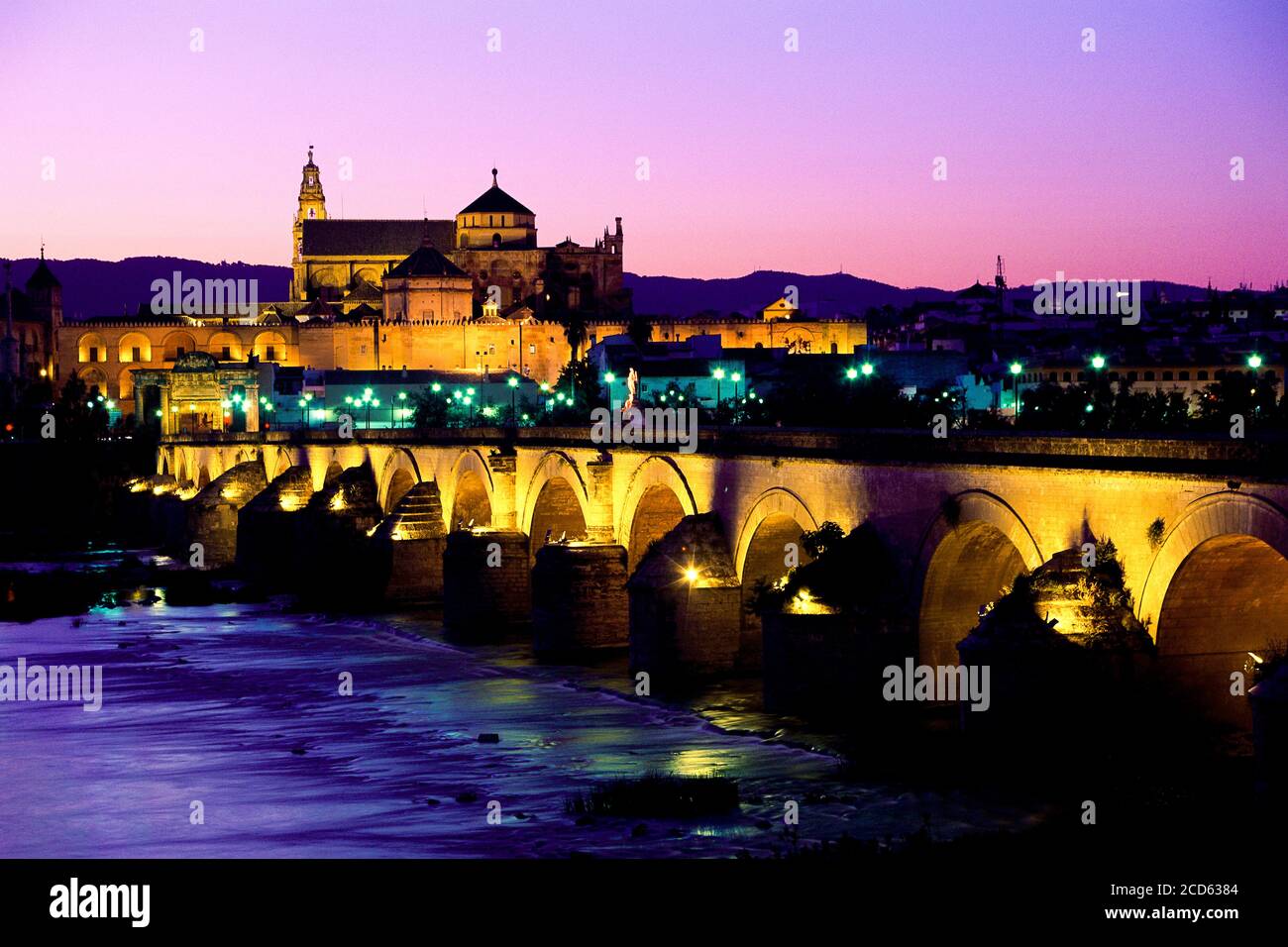Blick auf das historische Zentrum und die römische Brücke in der Abenddämmerung, Cordoba, Andalusien, Spanien Stockfoto