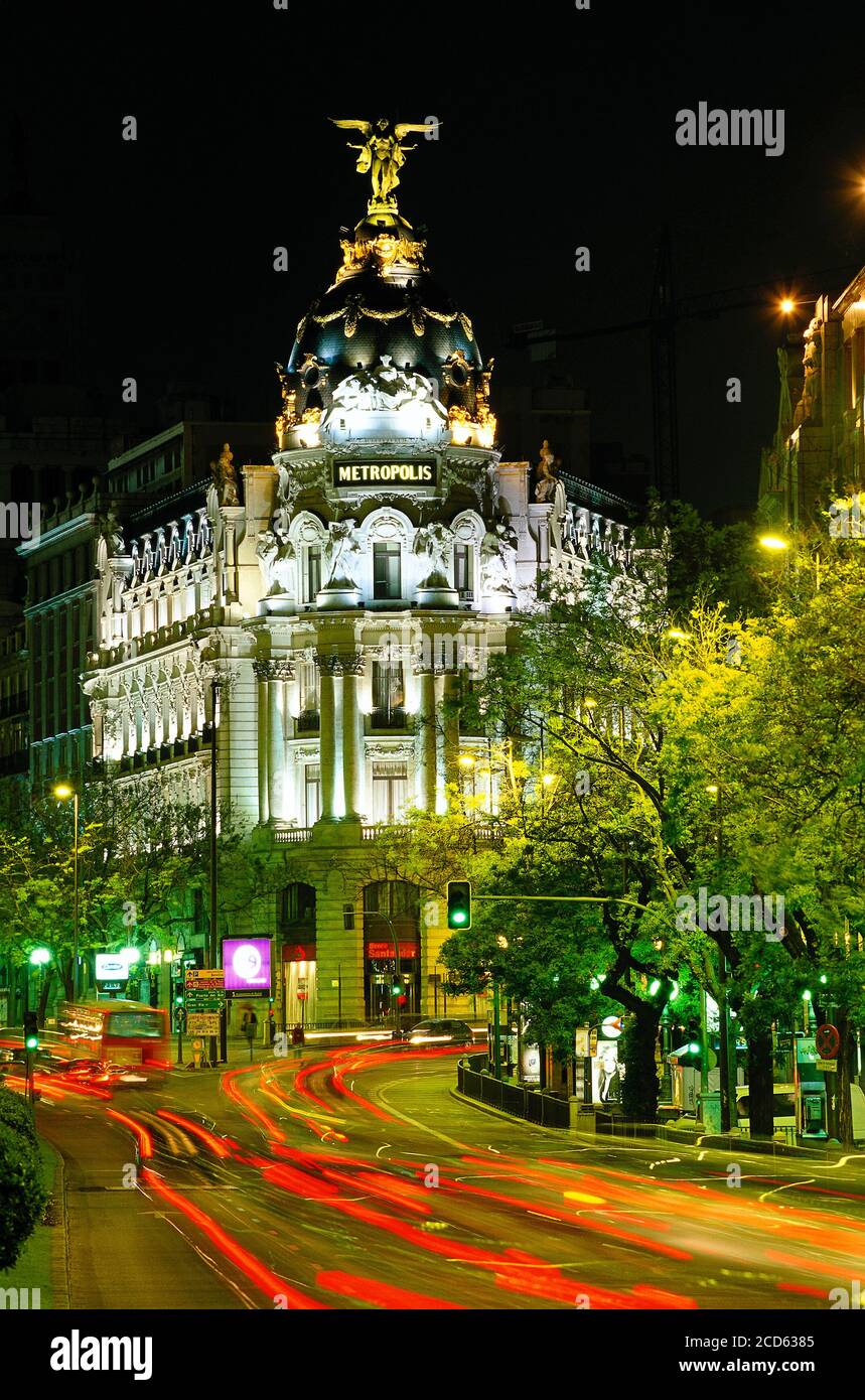 Metropolis Gebäude bei Nacht und leichte Wege auf der Straße, Madrid, Spanien Stockfoto