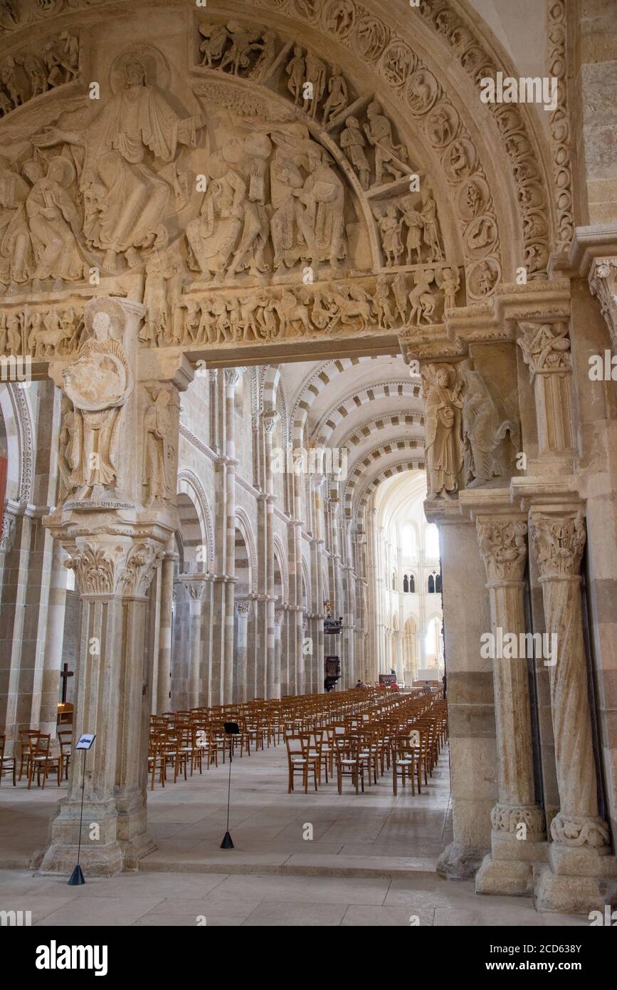 Details von Ornamenten in der Basilika St. Marie Madeleine von Vezelay in Frankreich Stockfoto