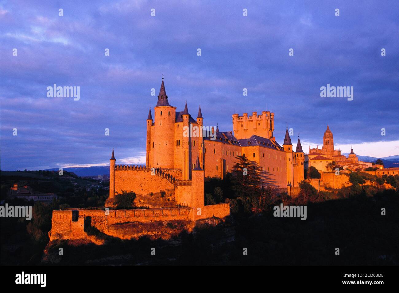 Alcazar Burg bei Sonnenuntergang, Segovia, Kastilien und Leon, Spanien Stockfoto