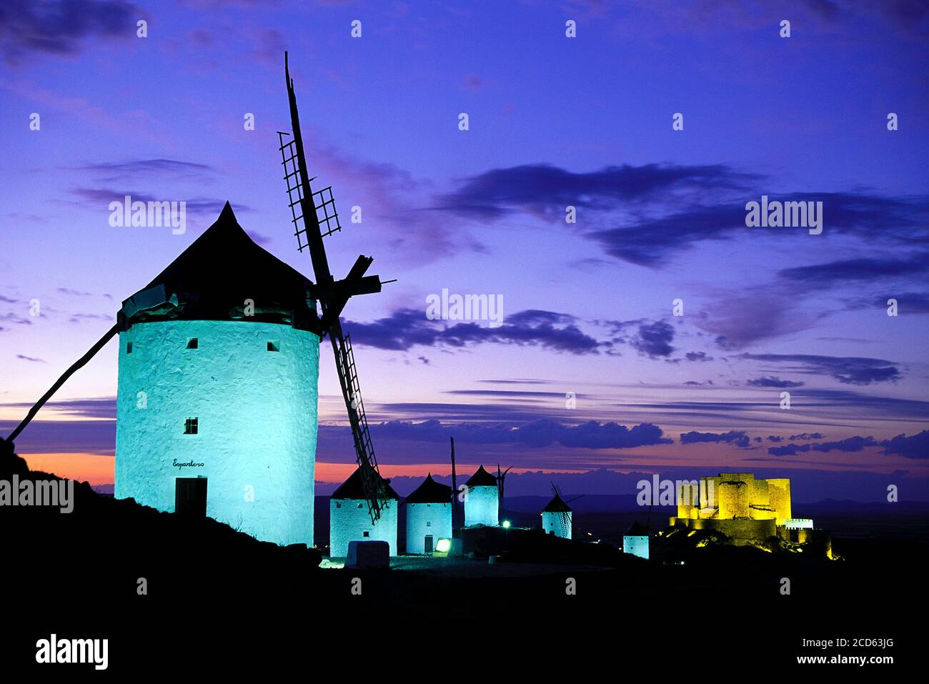 Alte traditionelle Windmühlen auf Hügel bei Sonnenuntergang, Consuegra, Castilla La Mancha, Spanien Stockfoto