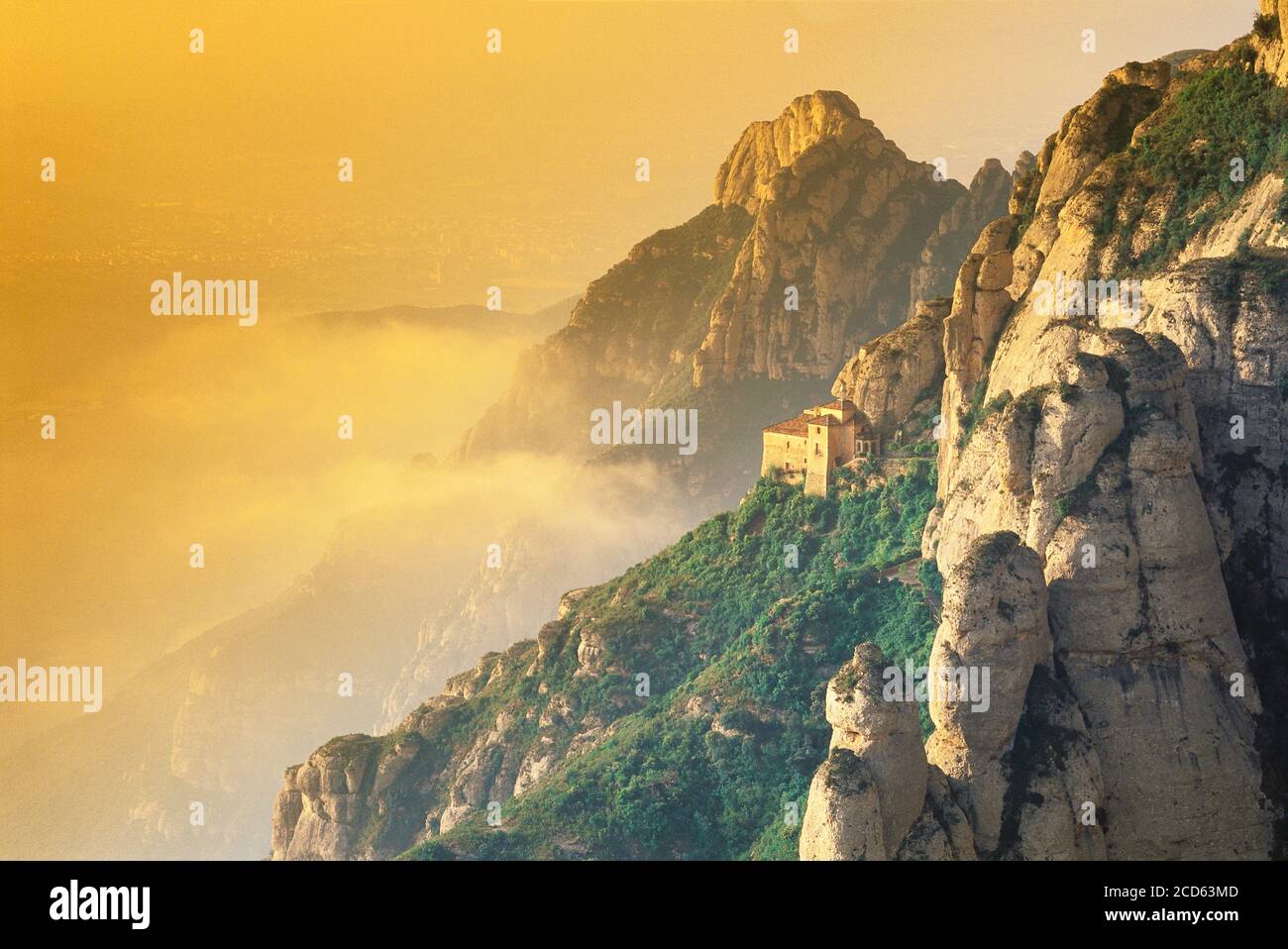 Kloster Santa Cova am Berghang bei Sonnenaufgang, Sierra de Montserrat, Katalonien, Spanien Stockfoto