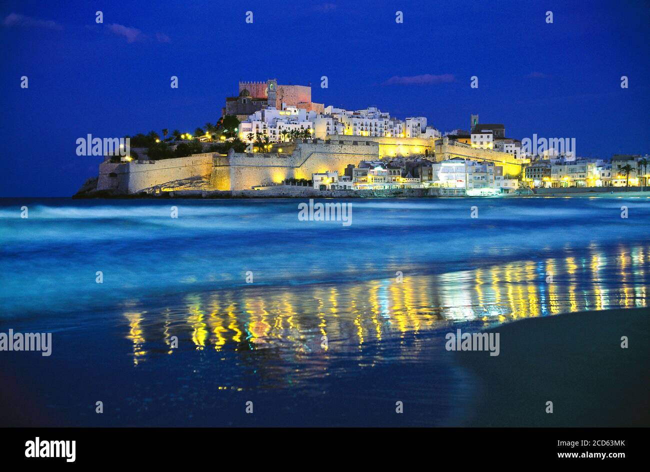 Peniscola Schloss und Strand bei Nacht, Peniscola, Valencia, Spanien Stockfoto