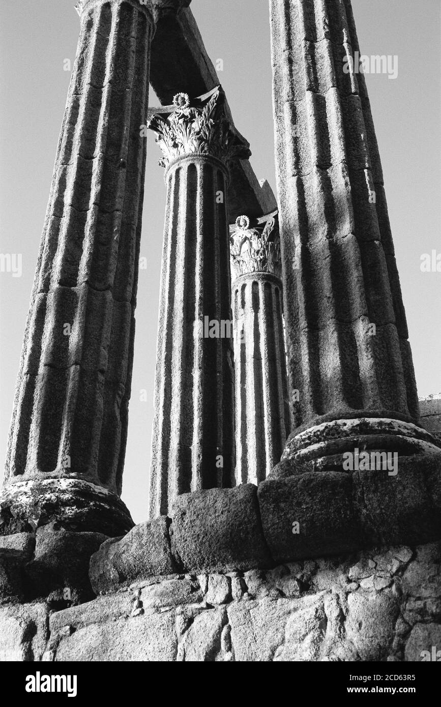 Korinthische Säulen des römischen Tempels von Evora in schwarz und weiß, Evora Bezirk, Portugal Stockfoto