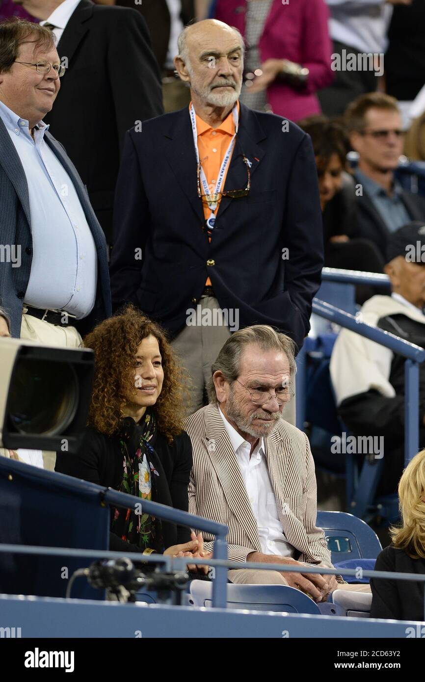 FLUSHING, NY - SEPTEMBER 05: Dawn Laurel-Jones Tommy Lee Jones Sean Connery Tag 11 der 2013 US Open im USTA Billie Jean King National Tennis Center 5. September 2013 im Flushing Viertel des Queens Stadtteils von New York City. Personen: Dawn Laurel-Jones Tommy Lee Jones Sean Connery Stockfoto