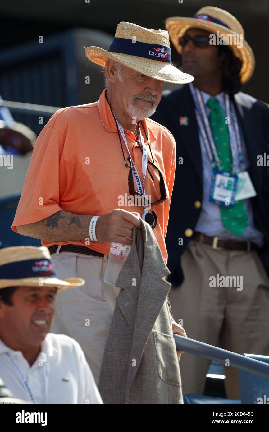 NEW YORK, NY - SEPTEMBER 08: Sean Connery nimmt am 8. September 2012 am 13. Tag der 2012 US Open im USTA Billie Jean King National Tennis Center im Stadtteil Queens von New York City Teil. Personen: Sean Connery Stockfoto