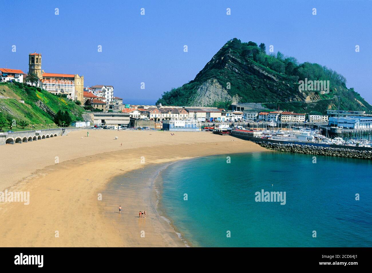 Strand und Stadtgebäude an der Küste, Geraria, Baskenland, Spanien Stockfoto