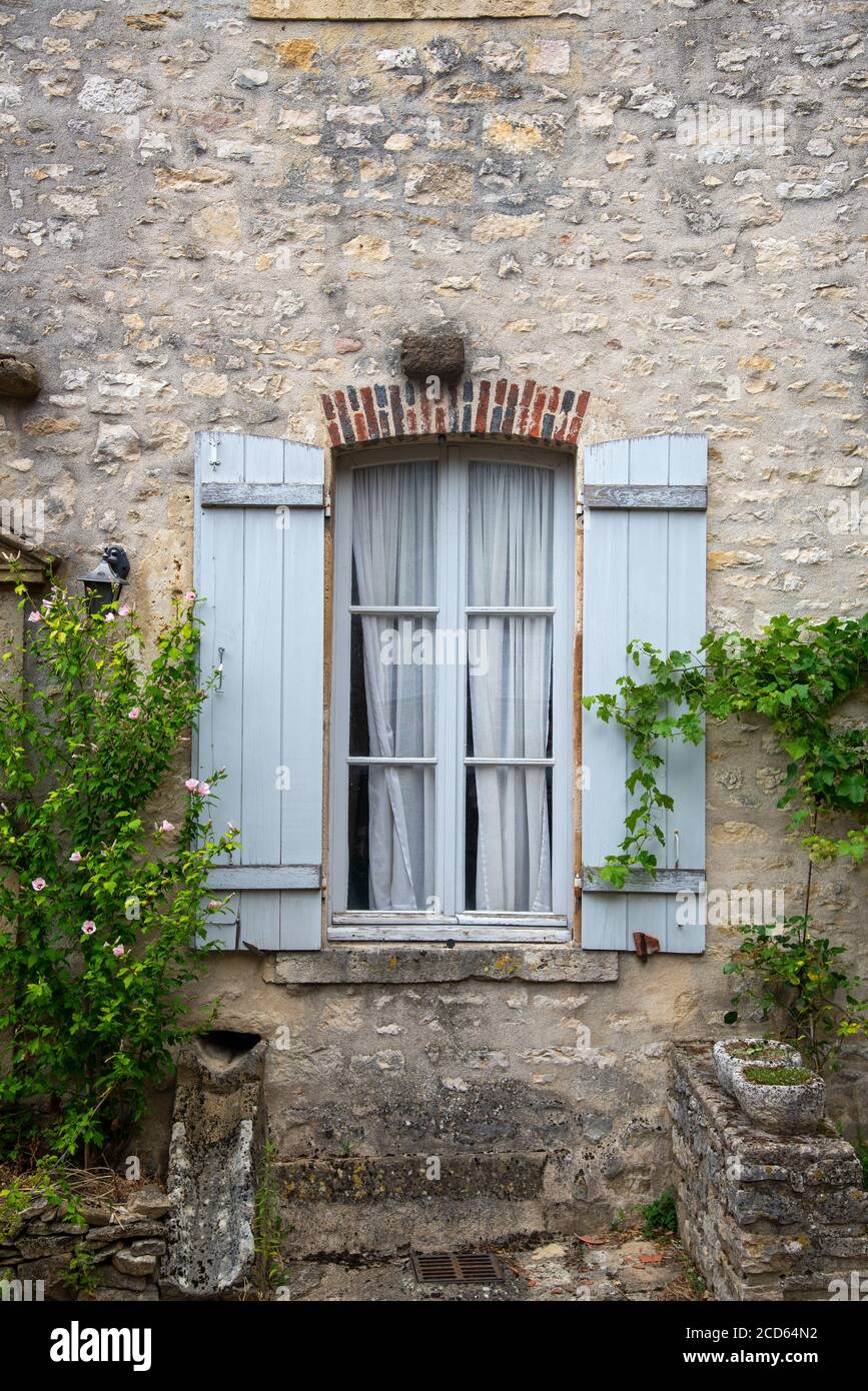 Alte bunt bemalte Fensterläden an alten Haus in Frankreich Stockfoto