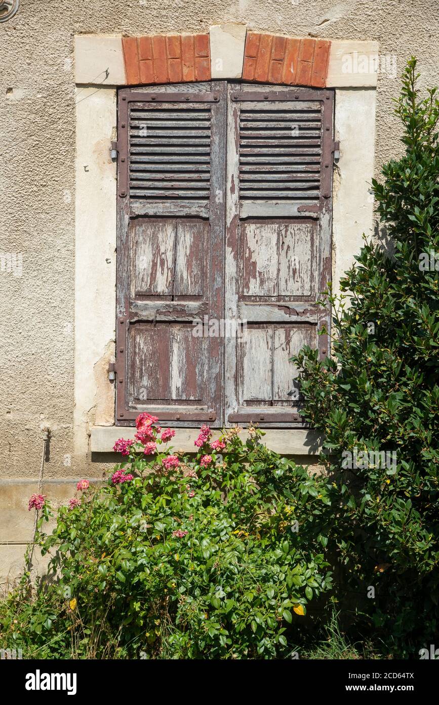 Alte bunt bemalte Fensterläden an alten Haus in Frankreich Stockfoto