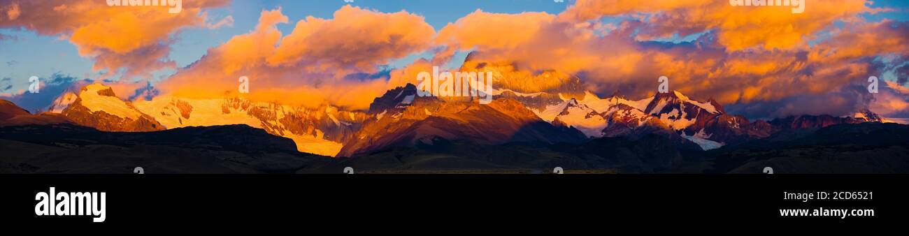 Landschaft mit schneebedeckten Bergen bei Sonnenuntergang, Los Glaciares Nationalpark, Patagonien, Argentinien Stockfoto