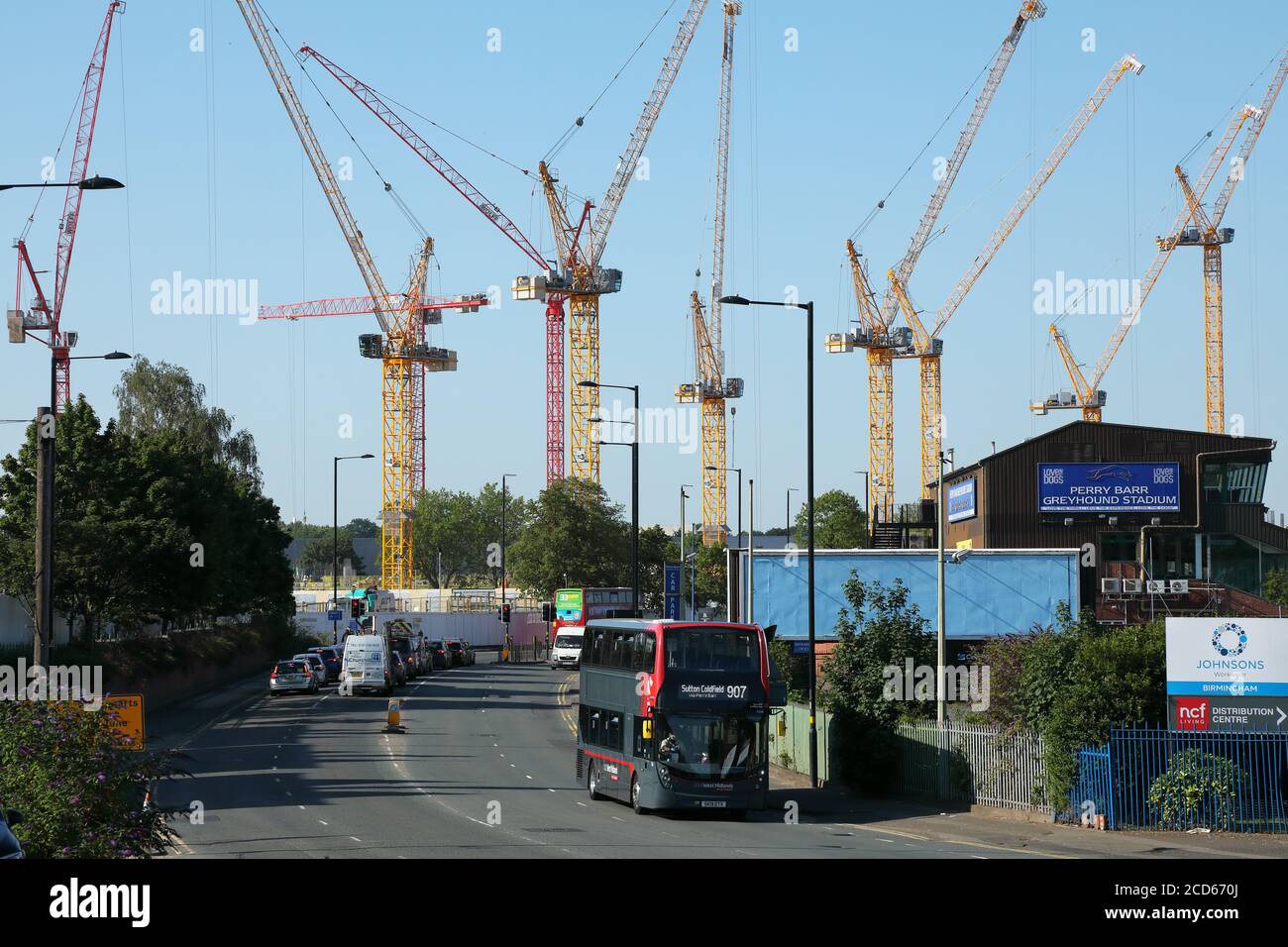 Turmdrehkrane auf einer Baustelle in Perry Barr, Birmingham, Großbritannien (Juli 2020). Stockfoto