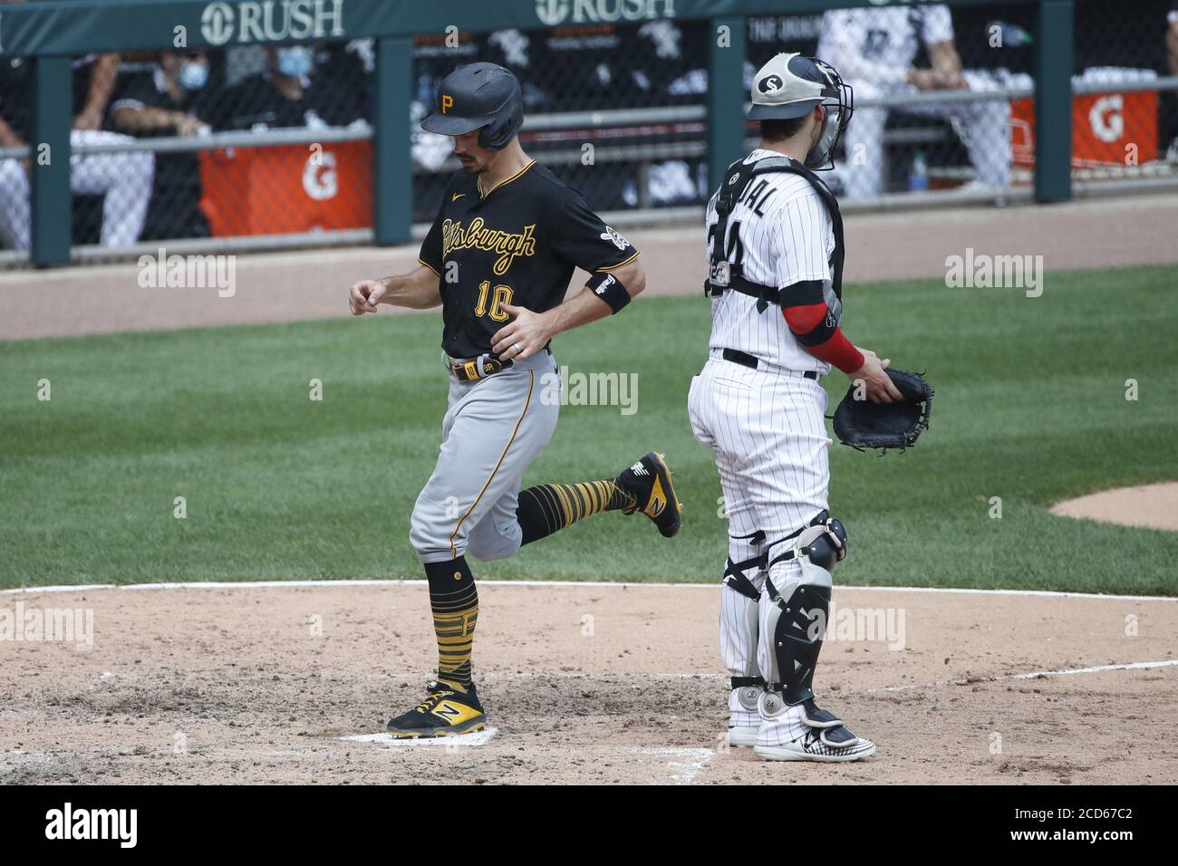 Chicago, Usa. August 2020. Pittsburgh Pirates linker Feldspieler Bryan Reynolds (10) punktet am 26. August 2020 in Chicago im sechsten Inning bei Guaranteed Rate Field gegen den Chicago White Sox. Foto von Kamil Krzaczynski/UPI Credit: UPI/Alamy Live News Stockfoto