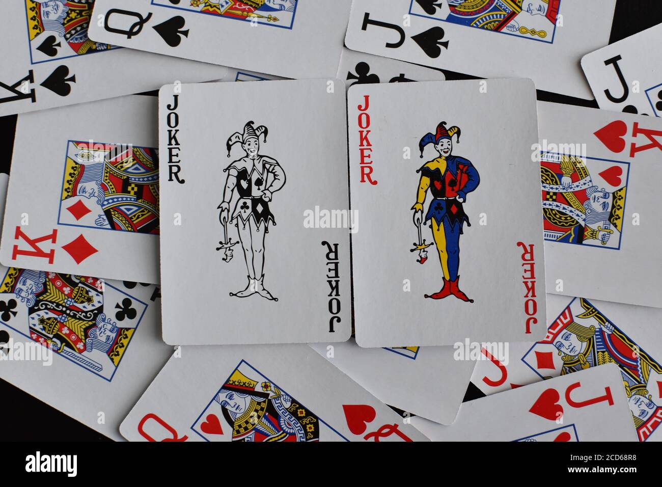 Spielkarten Joker auf dem Hintergrund der verstreuten Karten Stockfoto