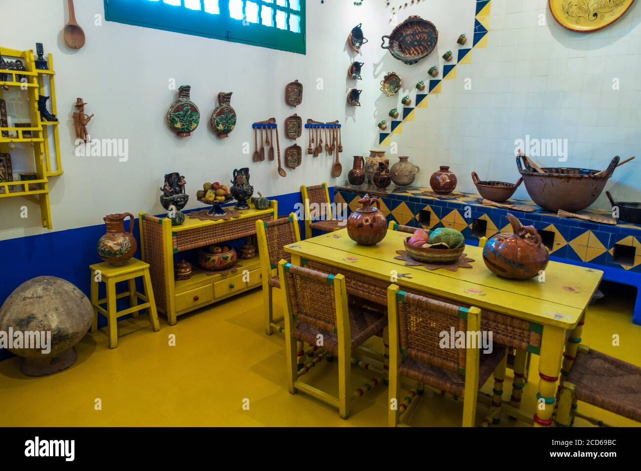 Frida Kahlos Küche im Casa Azul (Blaues Haus) Coyoacan, Mexiko-Stadt, Mexiko Stockfoto