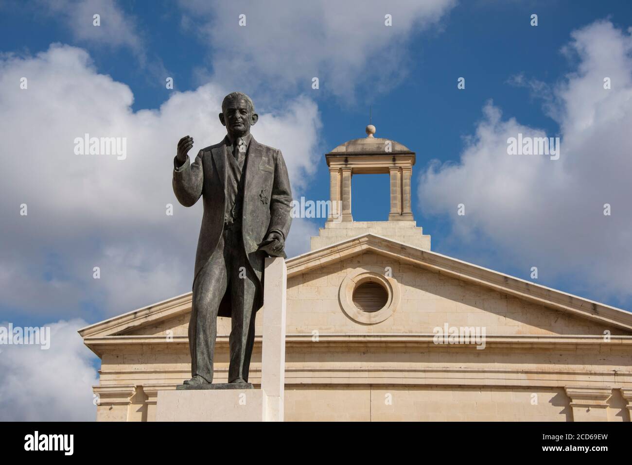 Europa, Malta, Valletta, Grand Harbour. Statue von Dr. George Borg Olivier - Premierminister von Malta und Staatsmann führenden Politiker. Er servierte zweimal ein Stockfoto