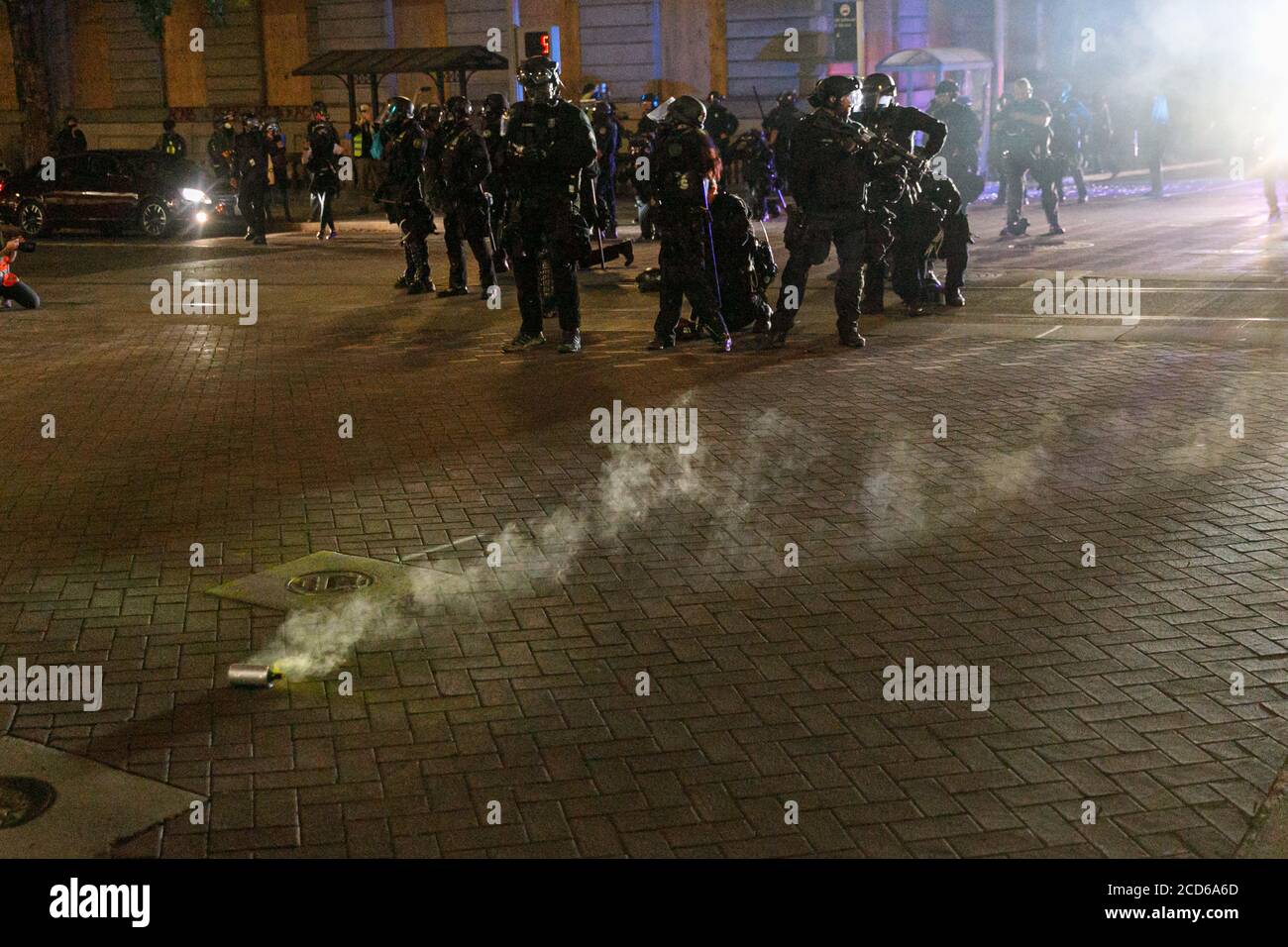 Portland, USA. August 2020. Polizei Feuer Rauchgranaten; CS Tränengas wurde nicht verwendet. Zweihundert Demonstranten griffen Portland, Oregon Rathaus in der Nacht des 25. August 2020 an der 90. Nacht in Folge der Black Lives Matter und Polizei Brutalität Proteste. Ein paar Fenster waren kaputt und gegen 11 Uhr wurde ein Aufruhr erklärt; die Polizei wurde mehrmals angeklagt und mehrere Verhaftungen vorgenommen. (Foto: John Rudoff/Sipa USA) Quelle: SIPA USA/Alamy Live News Stockfoto