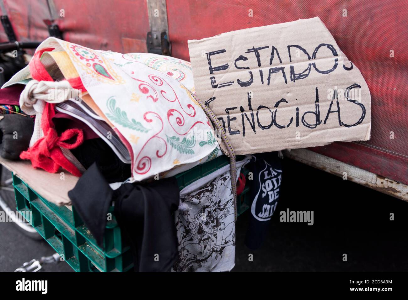 CABA, Buenos Aires / Argentinien; 23. Aug 2019: Plakat mit dem Text Völkermord Staaten. Protest vor der brasilianischen Botschaft, für den Schutz der Stockfoto