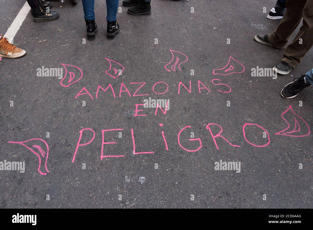 CABA, Buenos Aires / Argentinien; 23. Aug 2019: Text Amazon in Gefahr, geschrieben auf der Straße. Protest vor der brasilianischen Botschaft, für den Schutz Stockfoto
