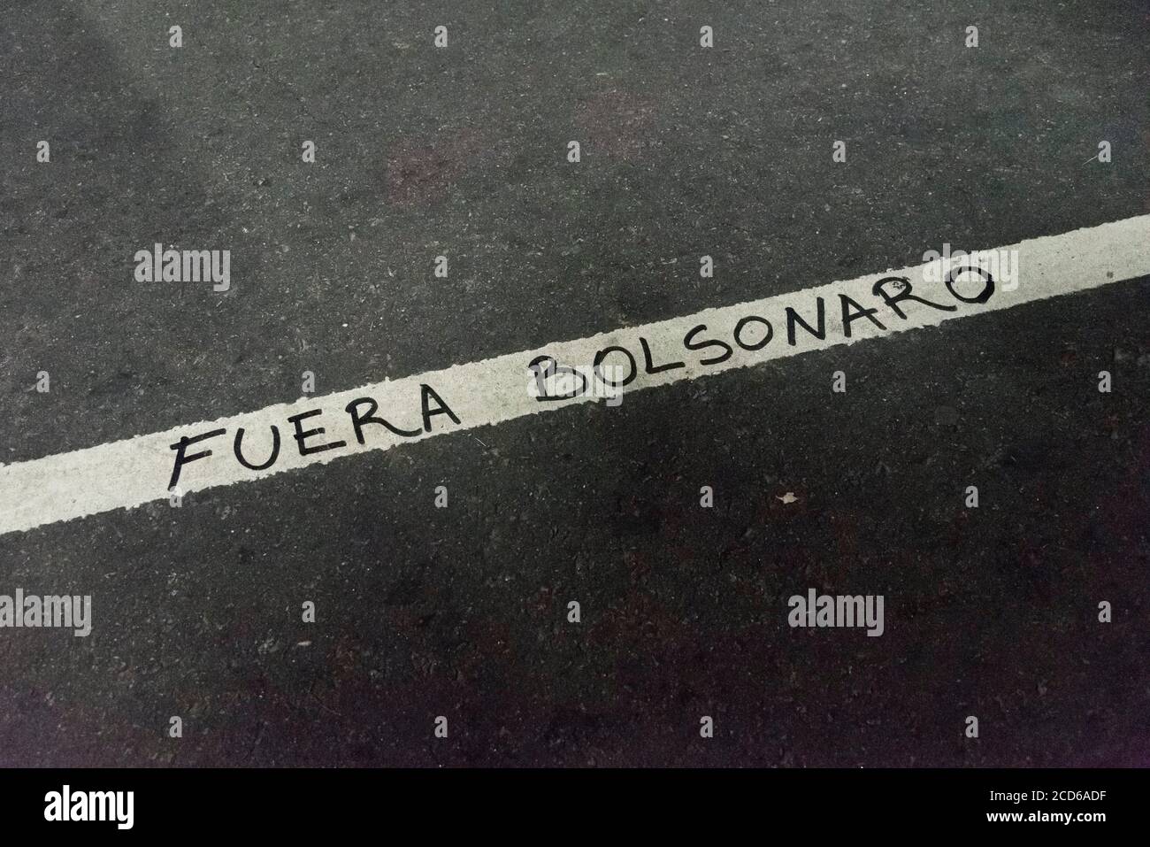 CABA, Buenos Aires / Argentinien; 23. Aug 2019: Text geschrieben auf der Straße, raus, Bolsonaro. Protest für den Schutz des Amazonas und gegen Bra Stockfoto